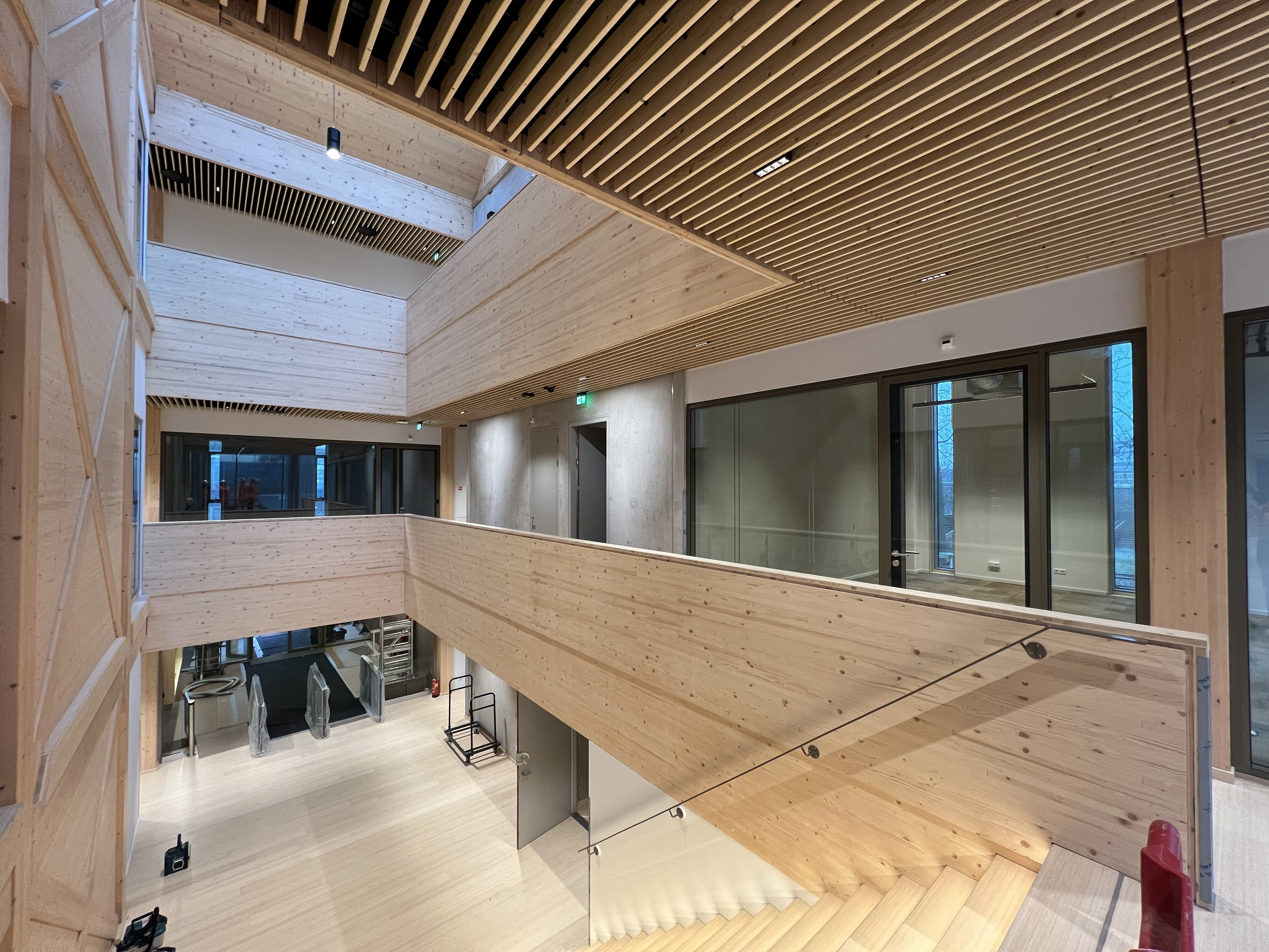 Interieur — houten draagconstructie en vide