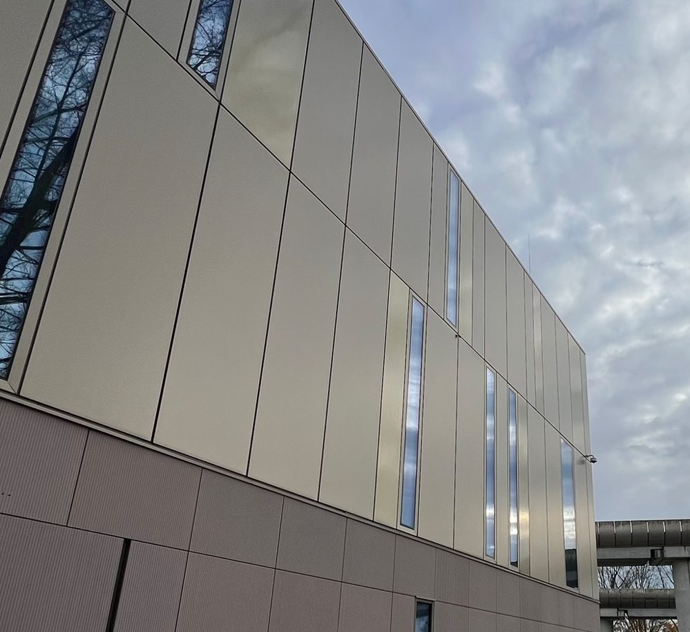 Gevel — gerecycled aluminium sandwichpanelen